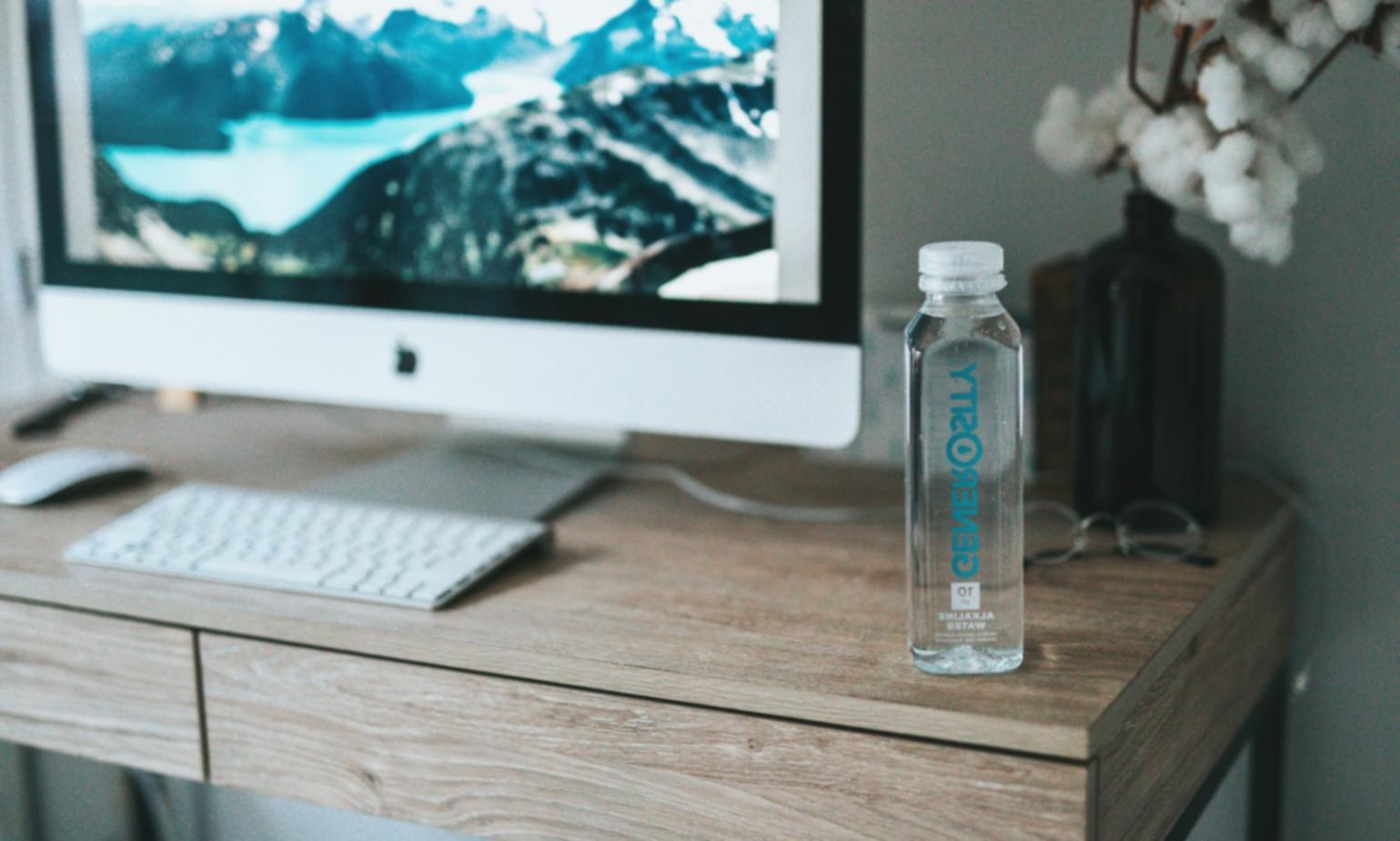 Bureau de travail avec tableur financier et documentation