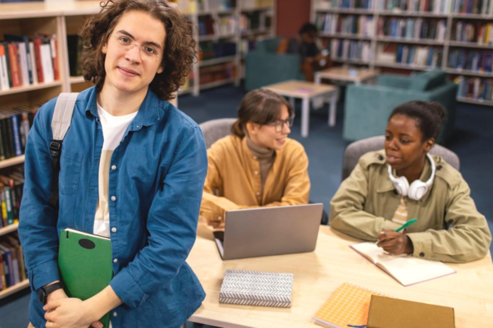 Personne travaillant sur des tableurs financiers
