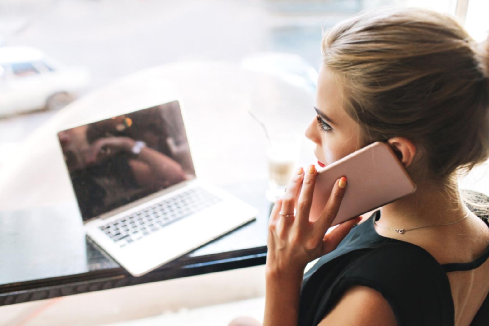 Personne travaillant sur un tableur financier avec graphiques et données