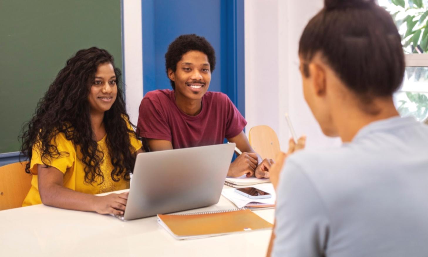 Bureau moderne avec ordinateur et tableur financier ouvert