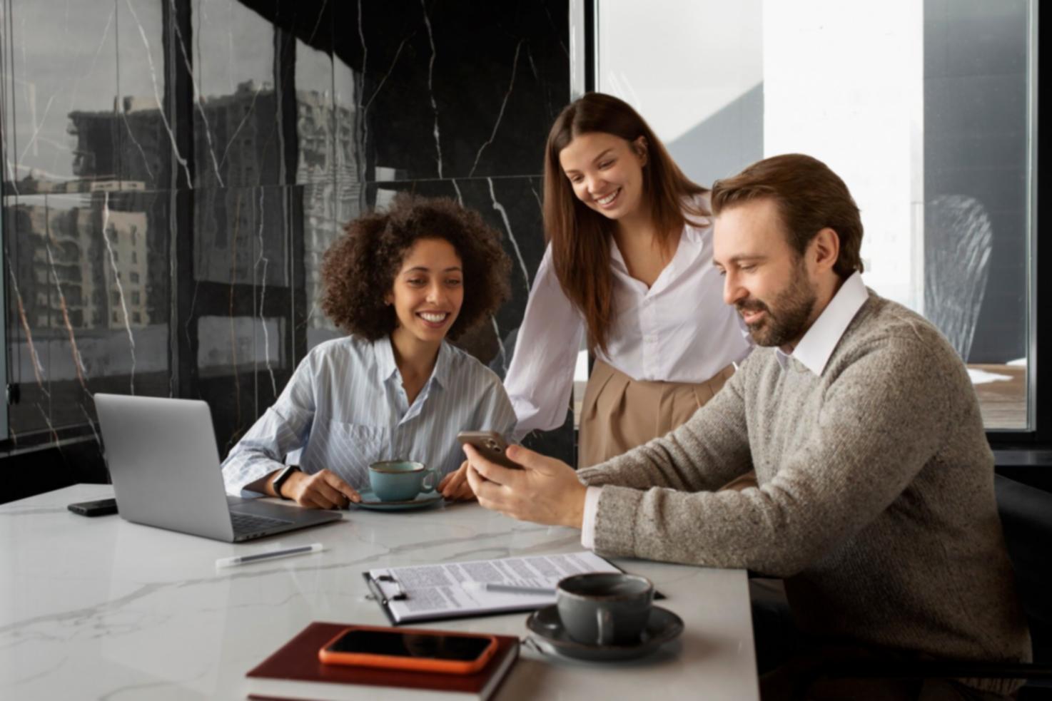 Équipe travaillant sur des solutions financières